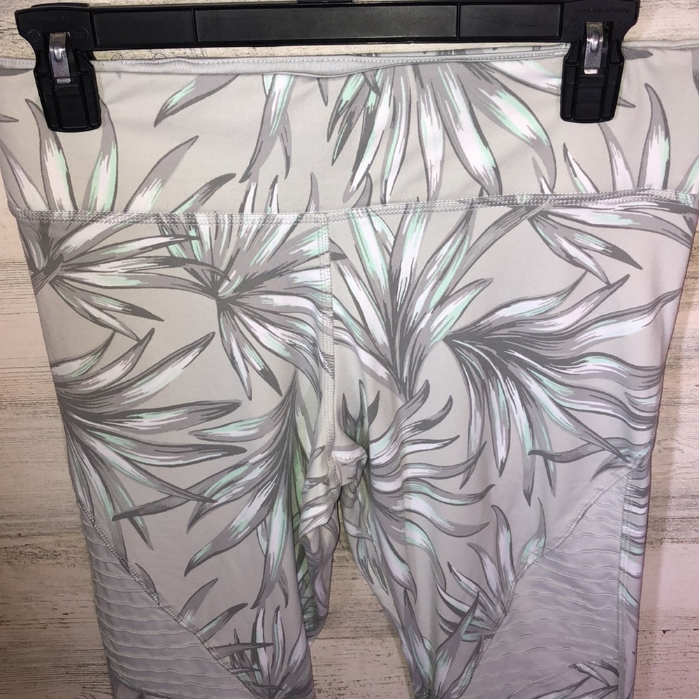 Pink victoria's Secret ultimate floral leaf leggings capri ankle pants medium - Picture 2 of 5